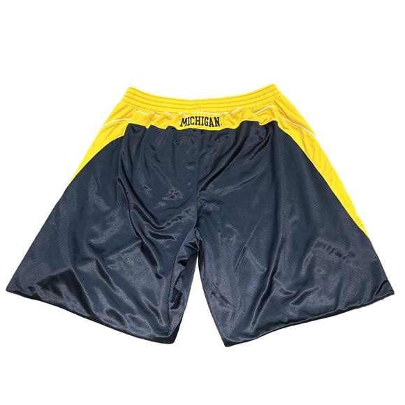 VINTAGE NIKE MICHIGAN WOLVERINES embroidered basketball shorts, size XXL. - Picture 2 of 6
